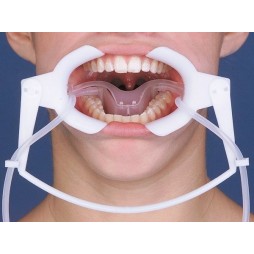 Cheek retractor with saliva suction and tongue guard - kit